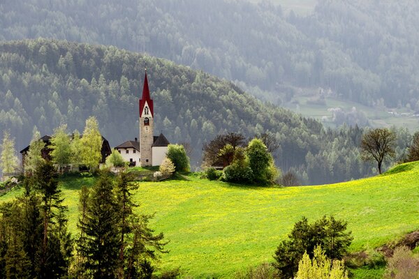 Chapelle dans les montagnes. Clairière verte