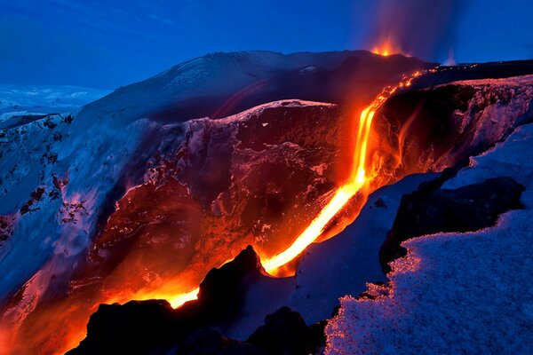 Hermosa foto de una erupción volcánica