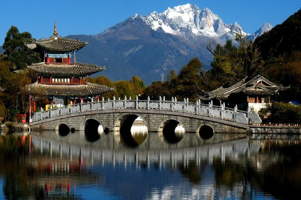 Chiński most na tle rzeki. Chiny i widok na góry