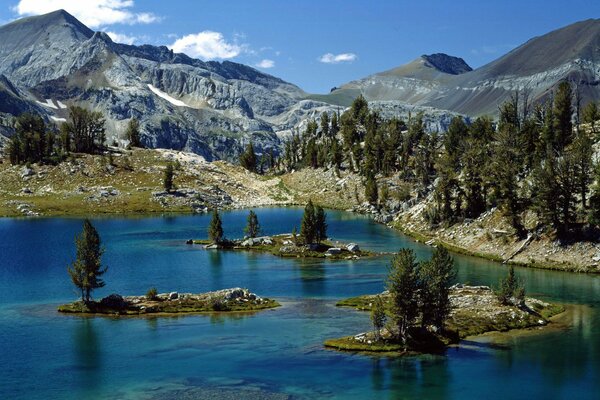 Rocce di montagna e cime vicino al fiume