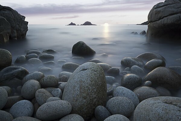 Foto de la naturaleza. Piedras en la orilla del mar. Acantilado