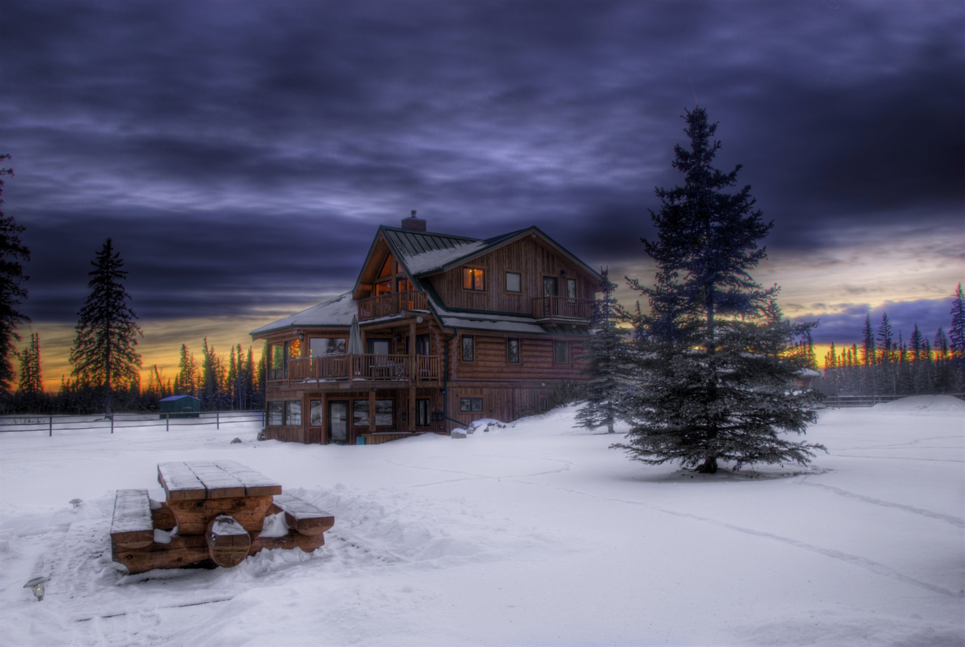 winter schnee abend dämmerung sonnenuntergang wald himmel wolken bäume weihnachtsbäume holz haus tisch