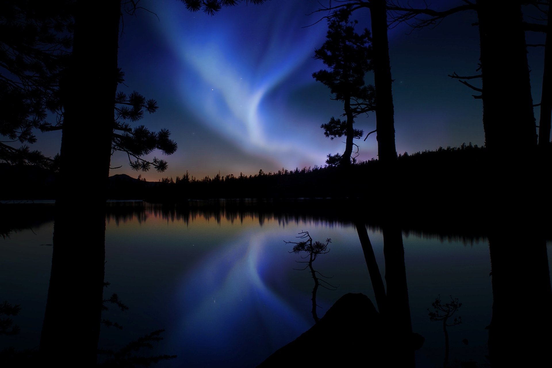 aurora nordlicht glühen wald bäume see reflexion stimmung