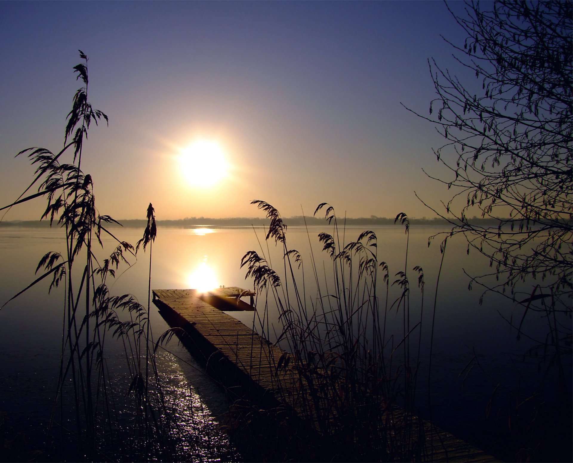 sera sole tramonto senza nuvole cielo lago canne legno legno ponte silenzio orizzonte