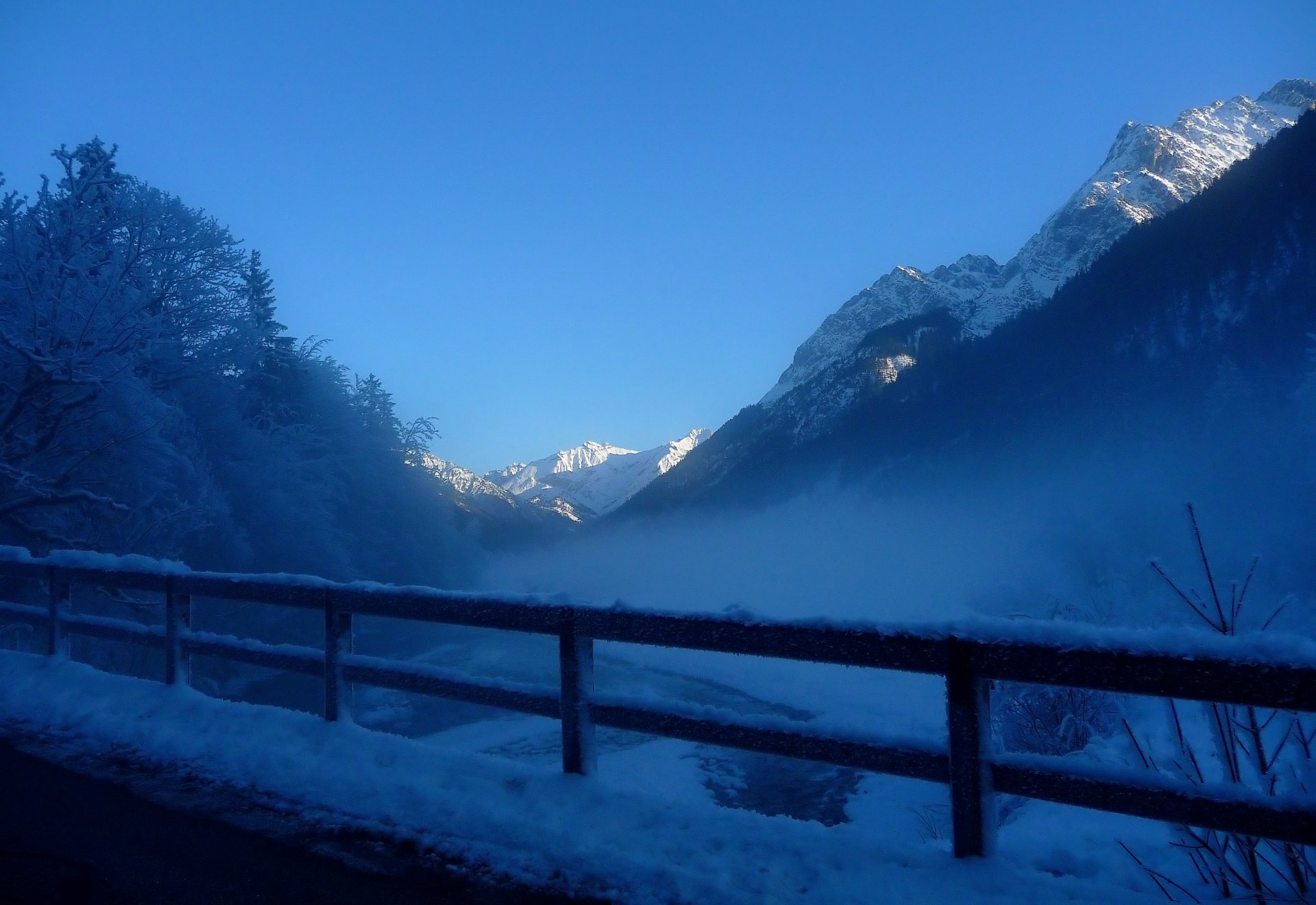 hiver neige givre brume brouillard montagnes arbres clôture garde-corps