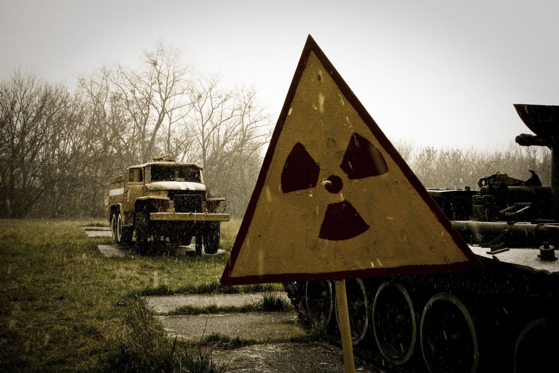 chernobyl pripyat ucraina ural carro armato radiazione segno pioggia zona