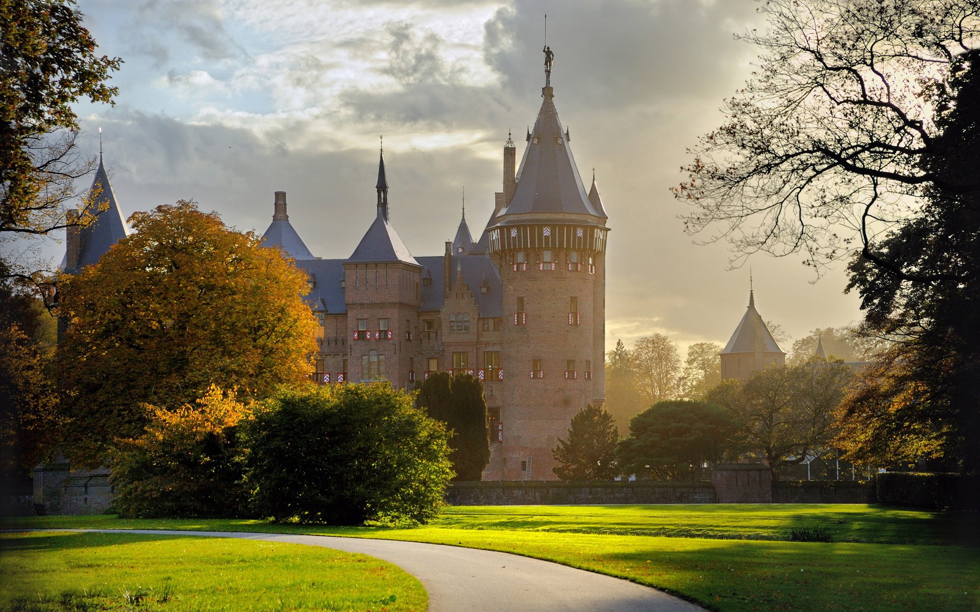 natur landschaft schloss bäume gras licht himmel wolken 1920x1200