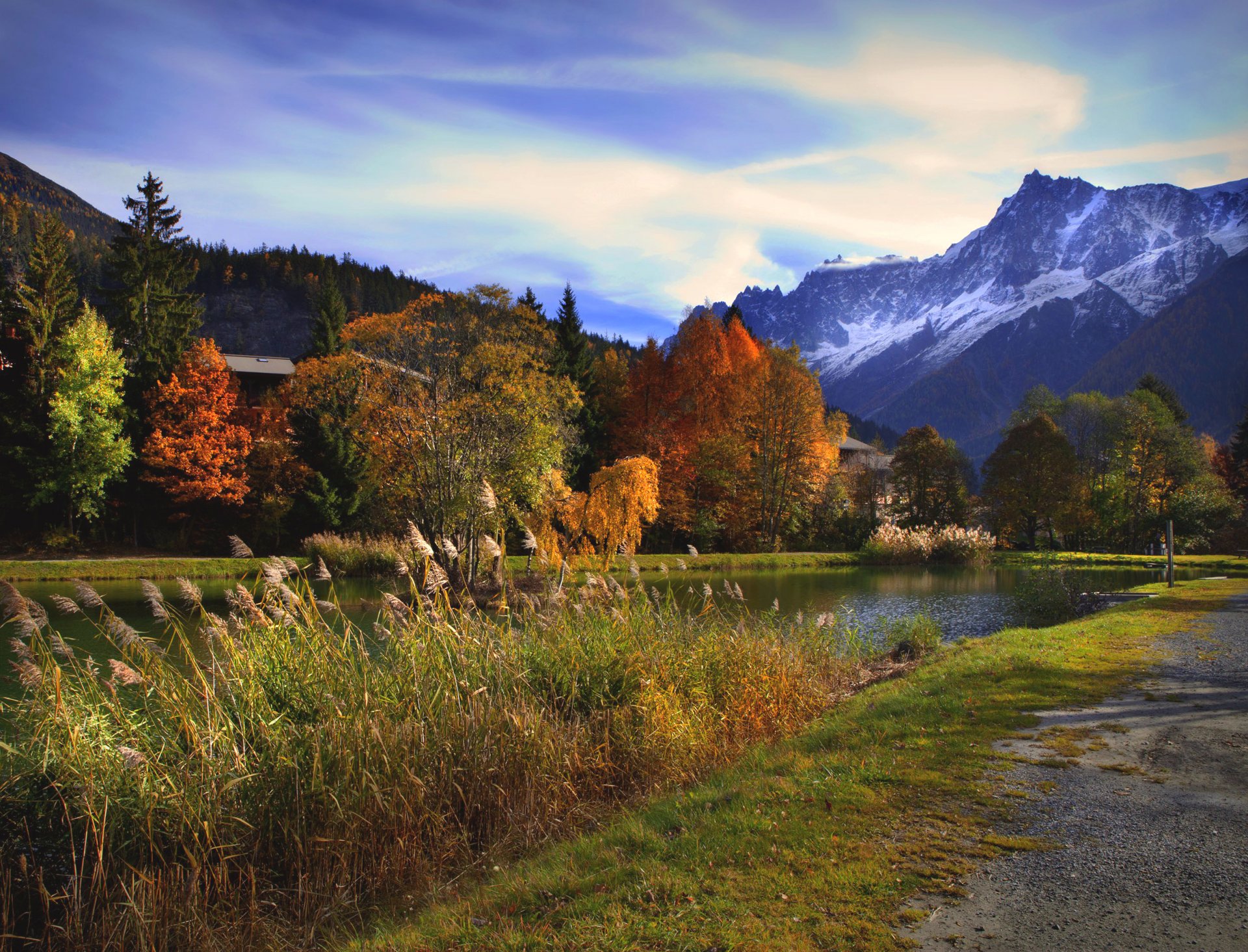 autunno giorno montagne alberi fiume blu cielo nuvole