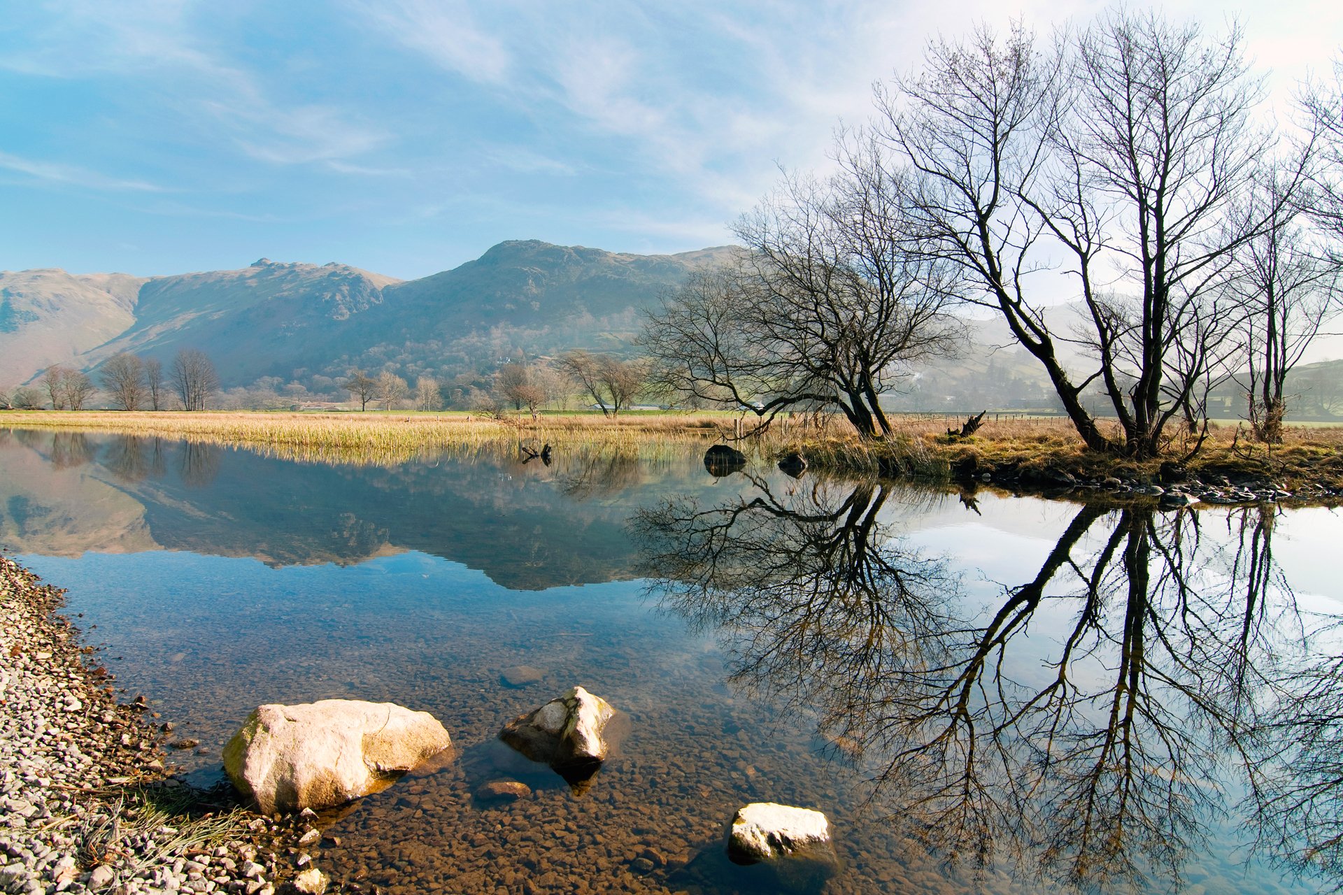 natur frühling berge hügel fluss steine bäume reflexion