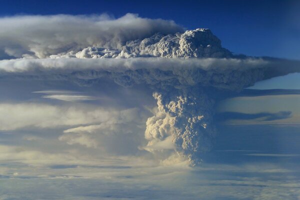 Wallpaper with a volcano in Chile spewing smoke