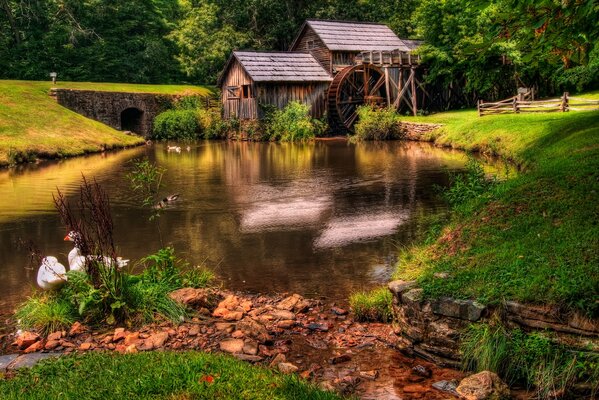 Landschaft mit einer alten Wassermühle