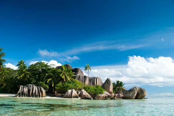 Paisaje de Seychelles bajo cielos despejados