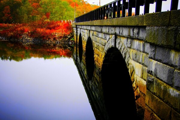 Steinbrücke im Herbstpark