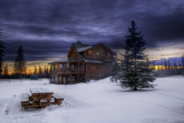 Casa de madera en la nieve en invierno