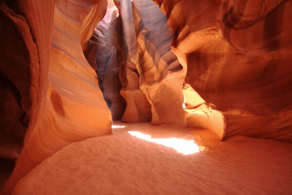 Une mystérieuse grotte éclairée par le soleil