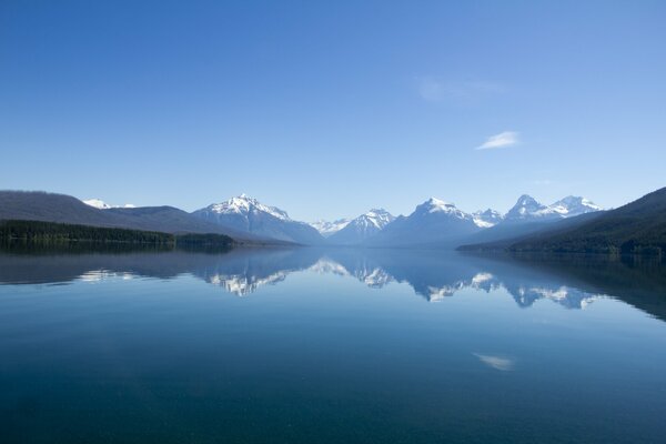 Hermosas montañas se reflejan en el agua del lago