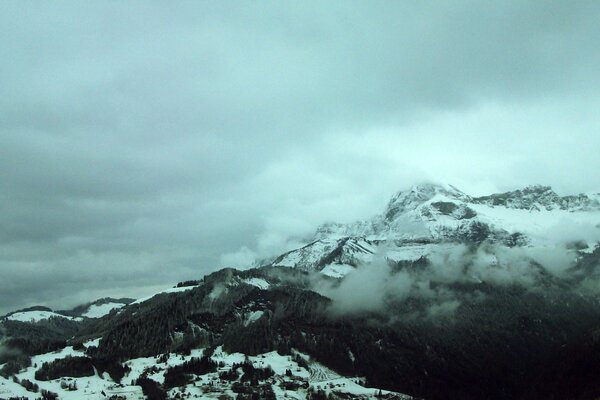 Montañas de invierno sombrío