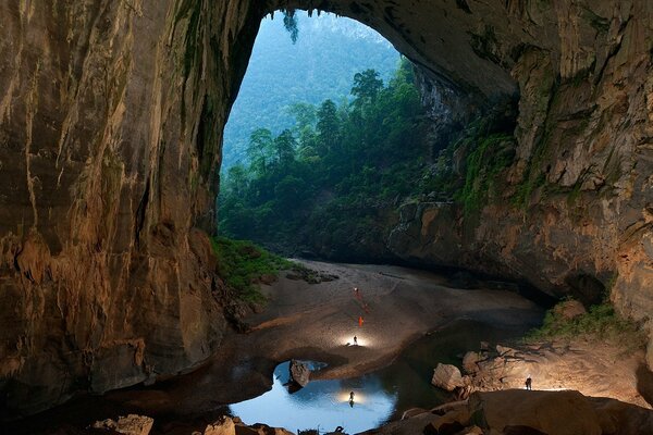 Grotte avec lac bleu au Vietnam