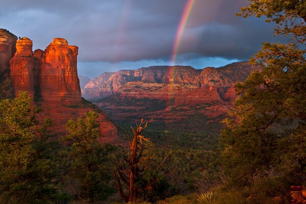 Double arc-en-ciel parmi les hautes montagnes