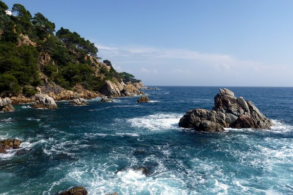 L eau dans la mer Bat contre les rochers