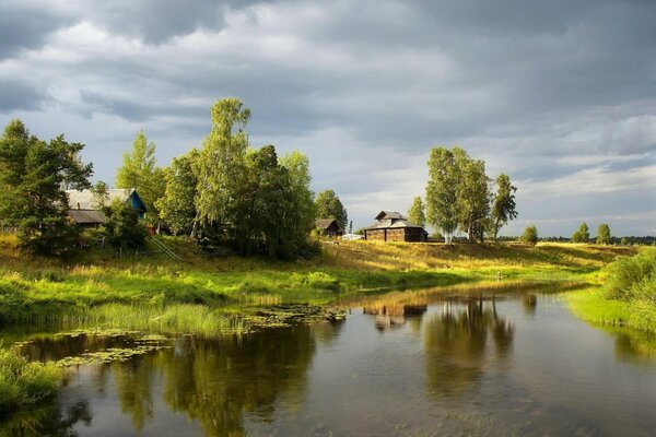 Domek w wiosce nad rzeką