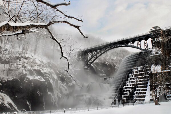 Digue de pont d hiver matin