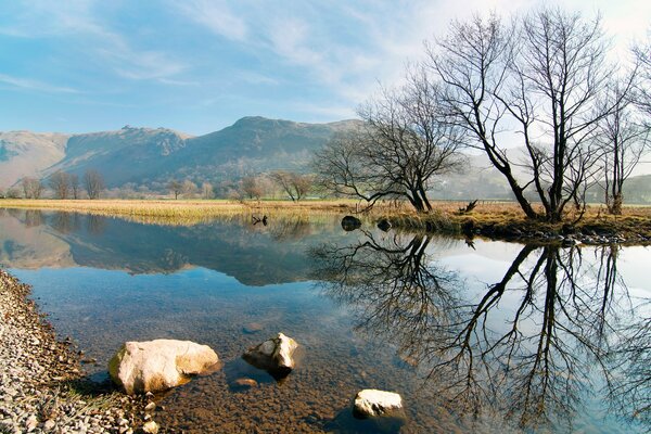 Ein Bergfluss , ein Spiegelbild der Natur darin