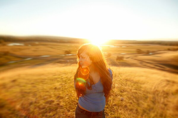 Chica en el campo en el sol