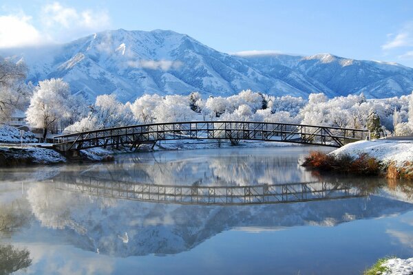 Puente de invierno sobre el lago