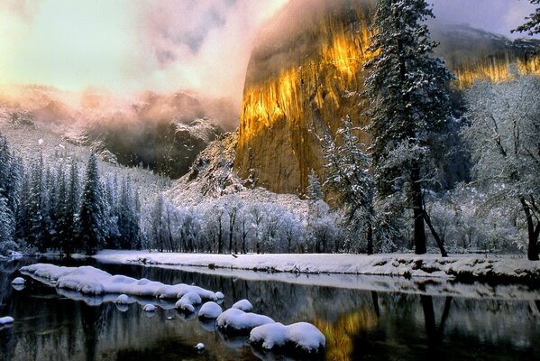 Winterlandschaft am Bergfluss