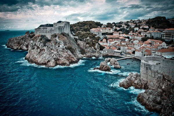 Eccellente paesaggio naturale con edifici