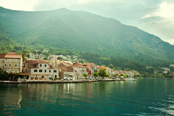 Paisaje urbano de casas junto al mar