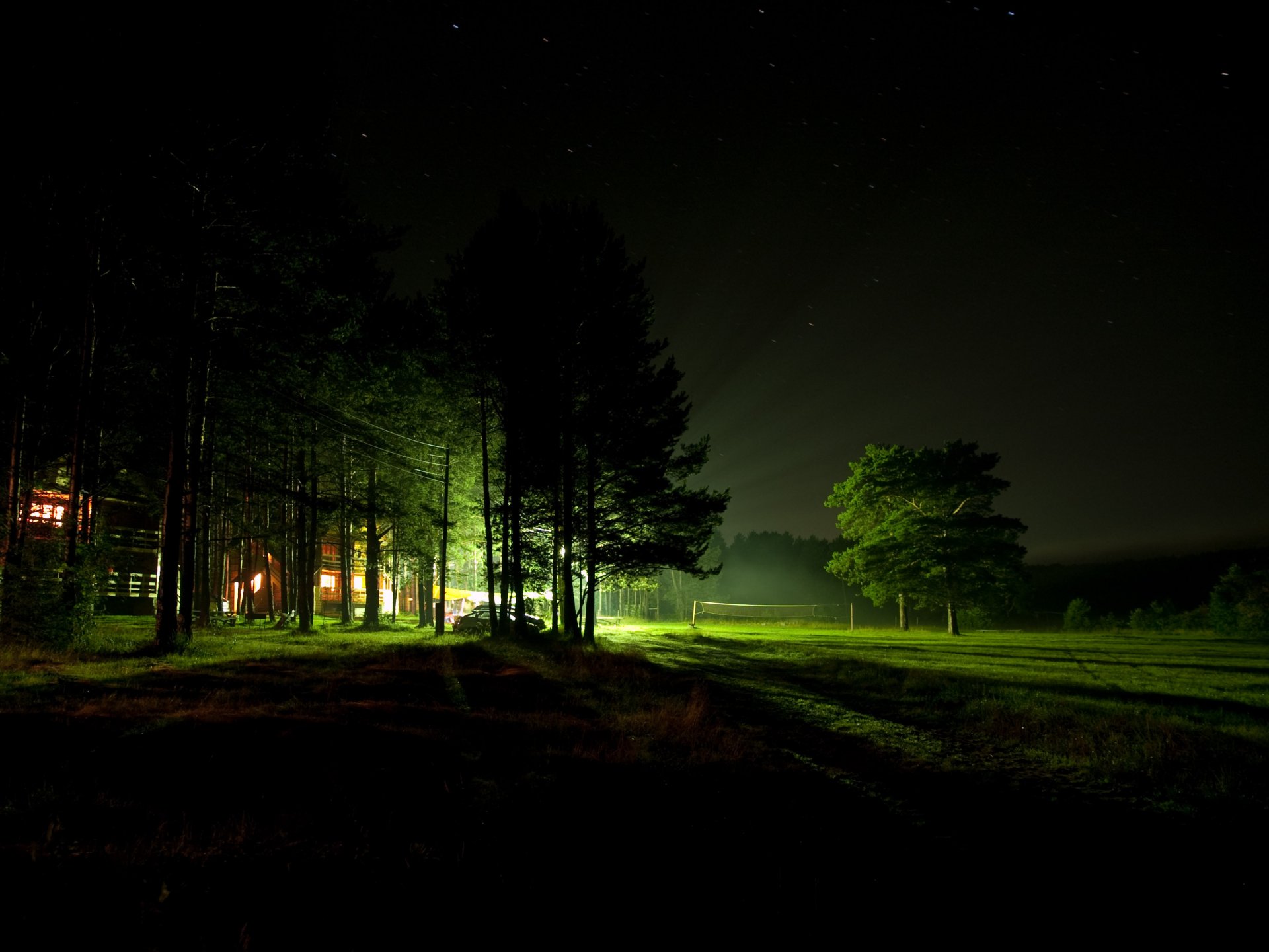 nuit maison champ lueur