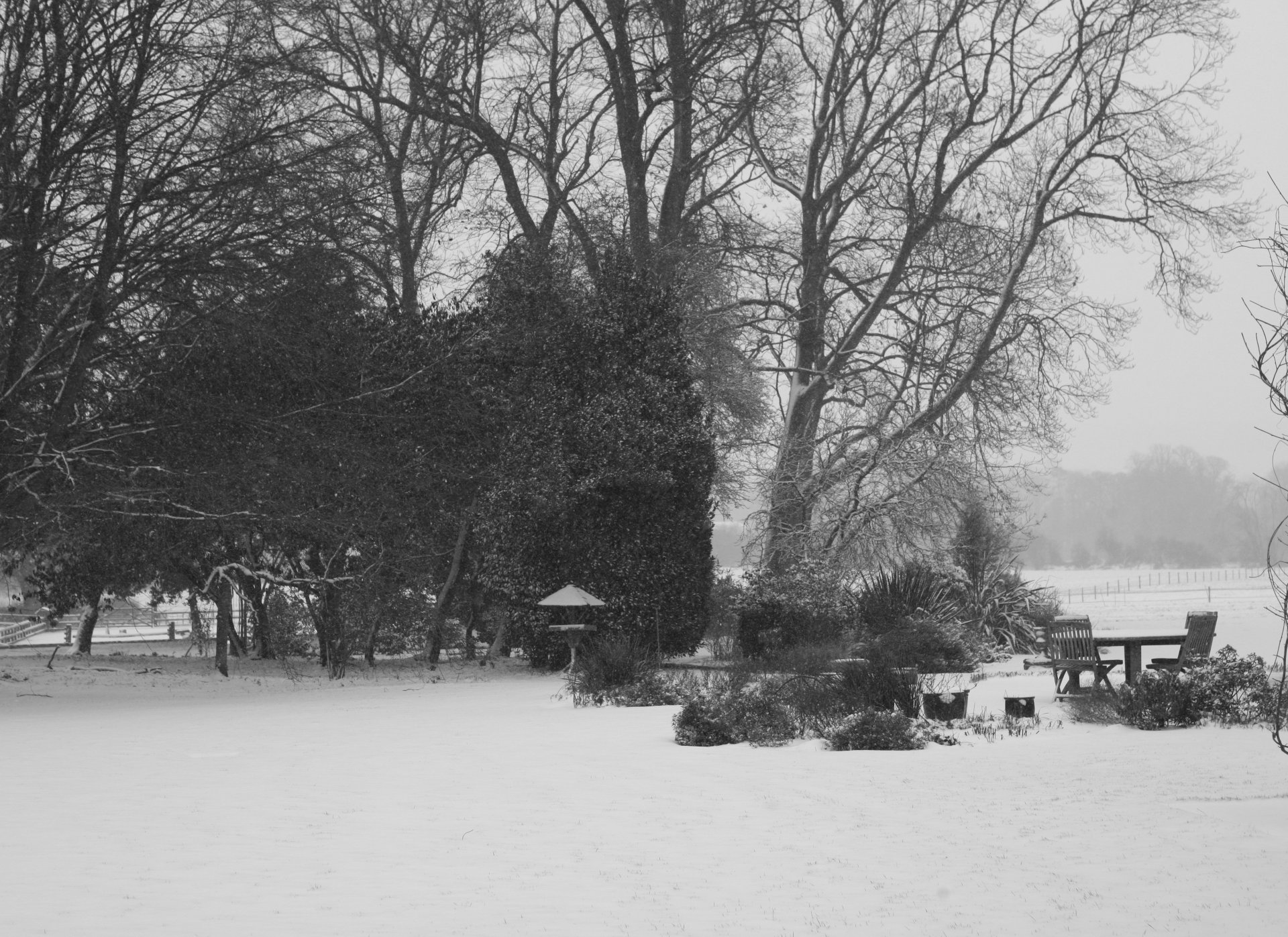 couverture d hiver hiver aire de jeux table chaises neige arbres beauté