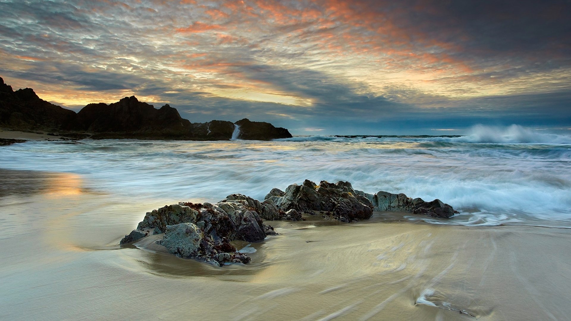 mer pierres côte rochers coucher de soleil nuages vagues