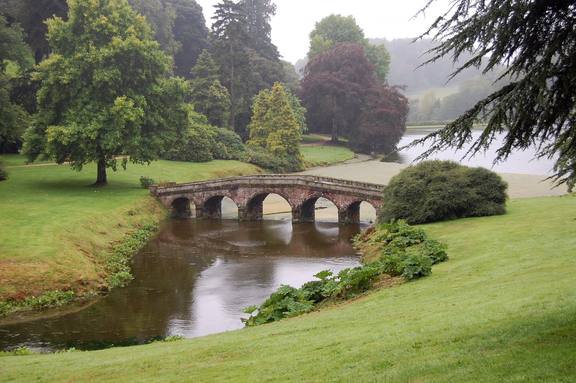 england landschaftspark stuerhead sturhead fluss brücke gras bäume büsche berge park