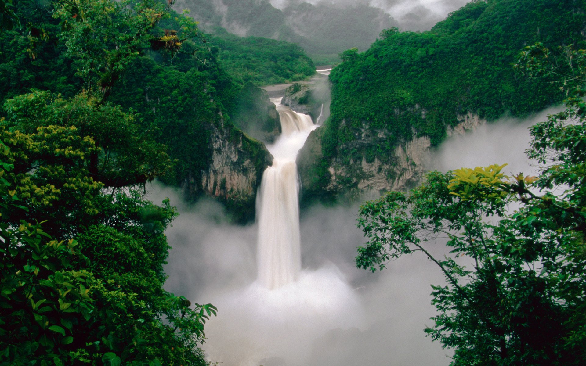 ecuador cascata foresta fiume montagne