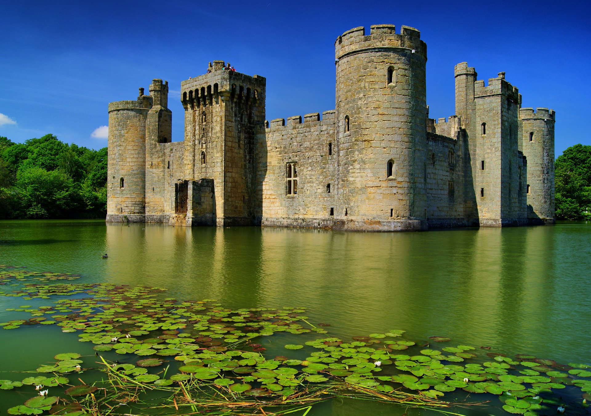 angleterre château bodiam lac eau été forêt arbres douves tours ciel