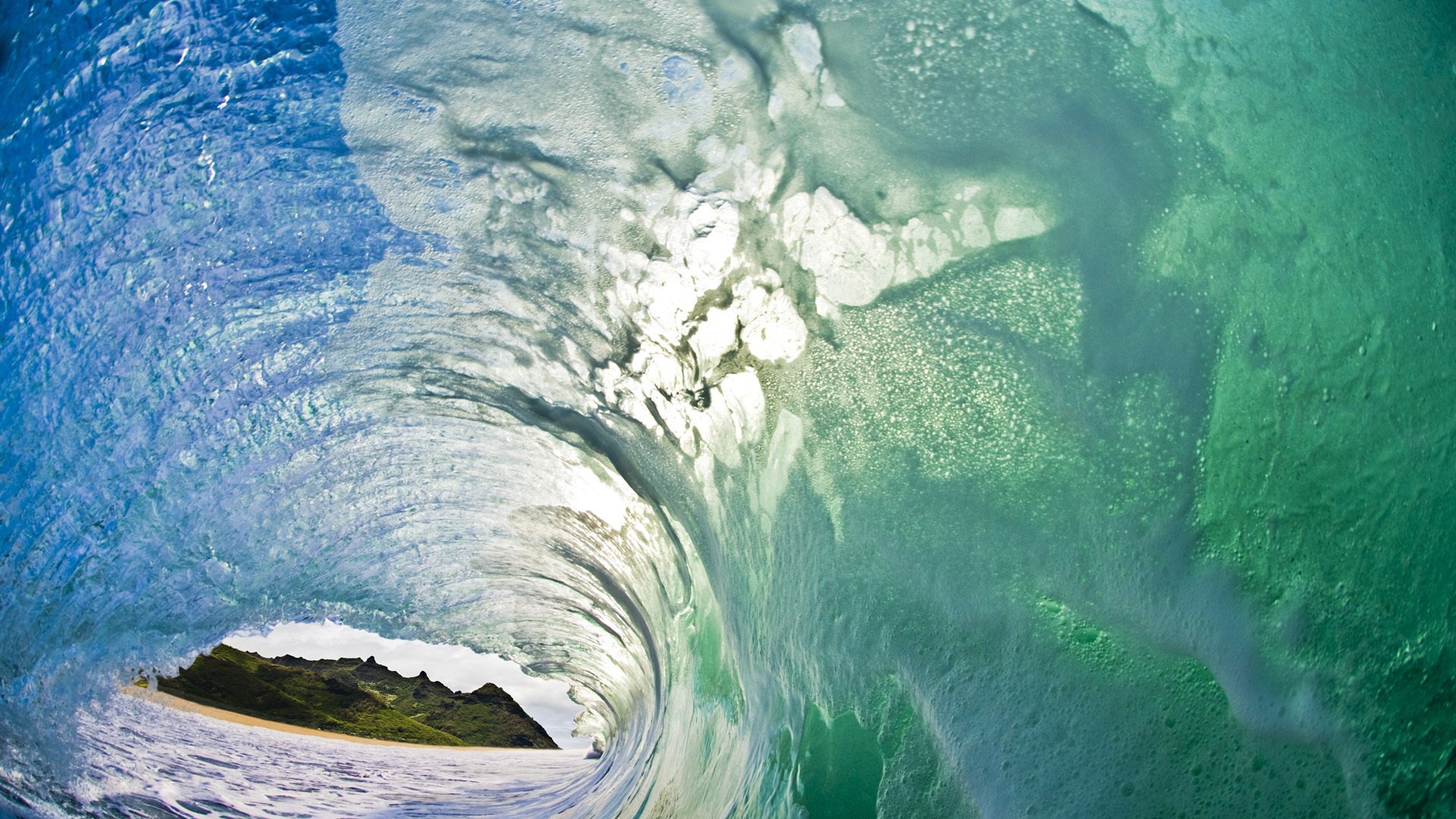 mer vague mousse collines verdure éclaboussures