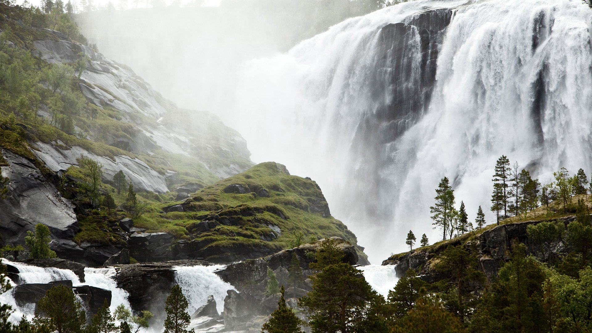 wasserfall kleines sami fischerdorf norwegen in der nähe eines fischerdorfes