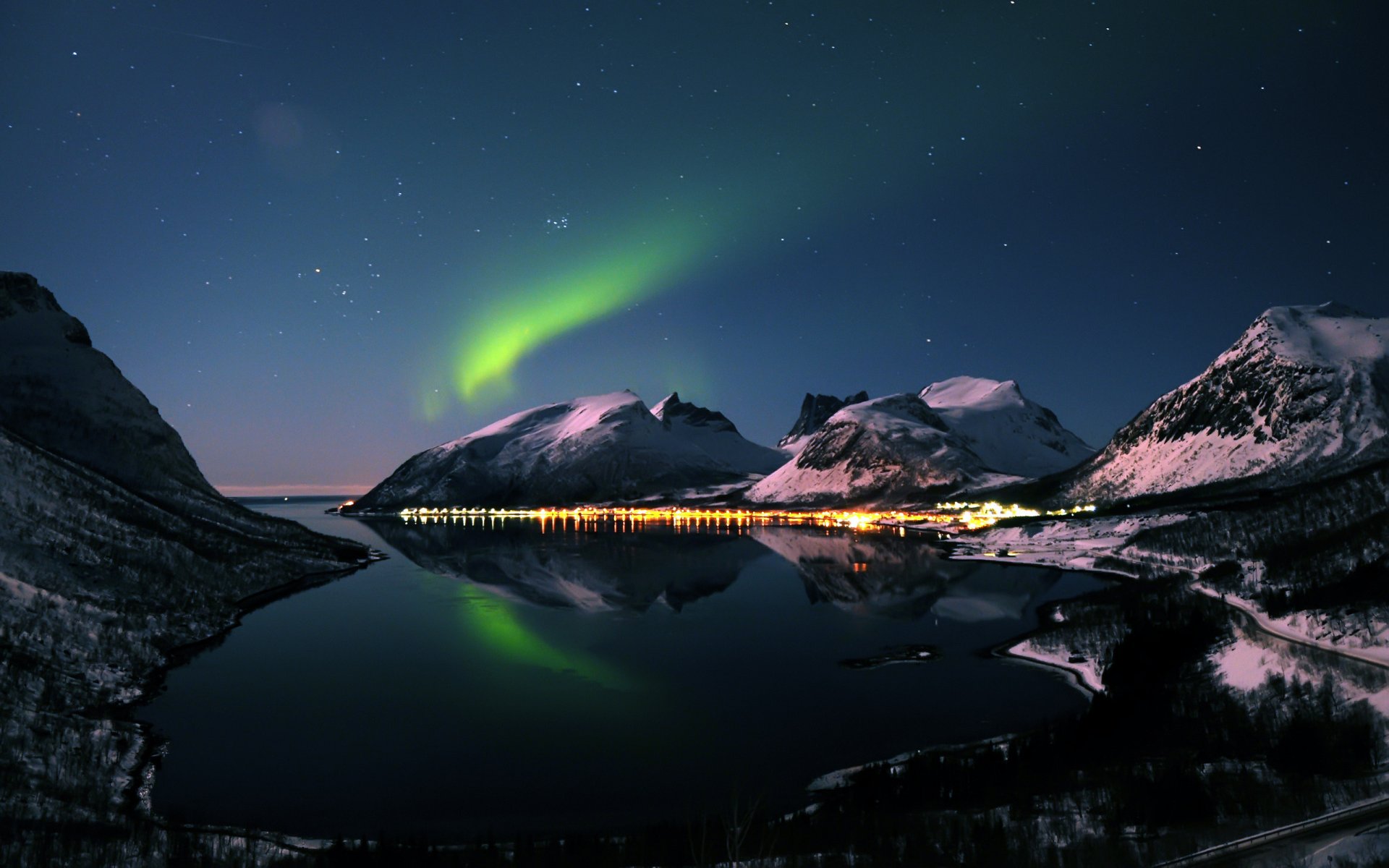 nuit hiver montagnes aurores boréales