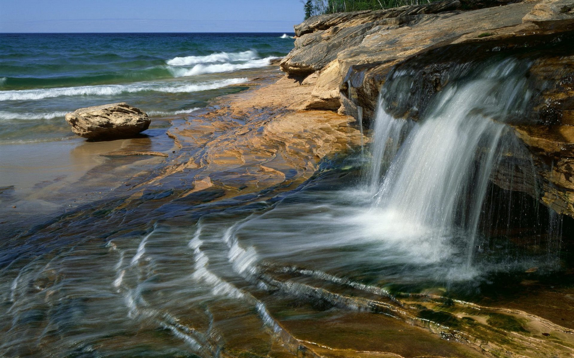 getti acqua cascata pietre riva mare