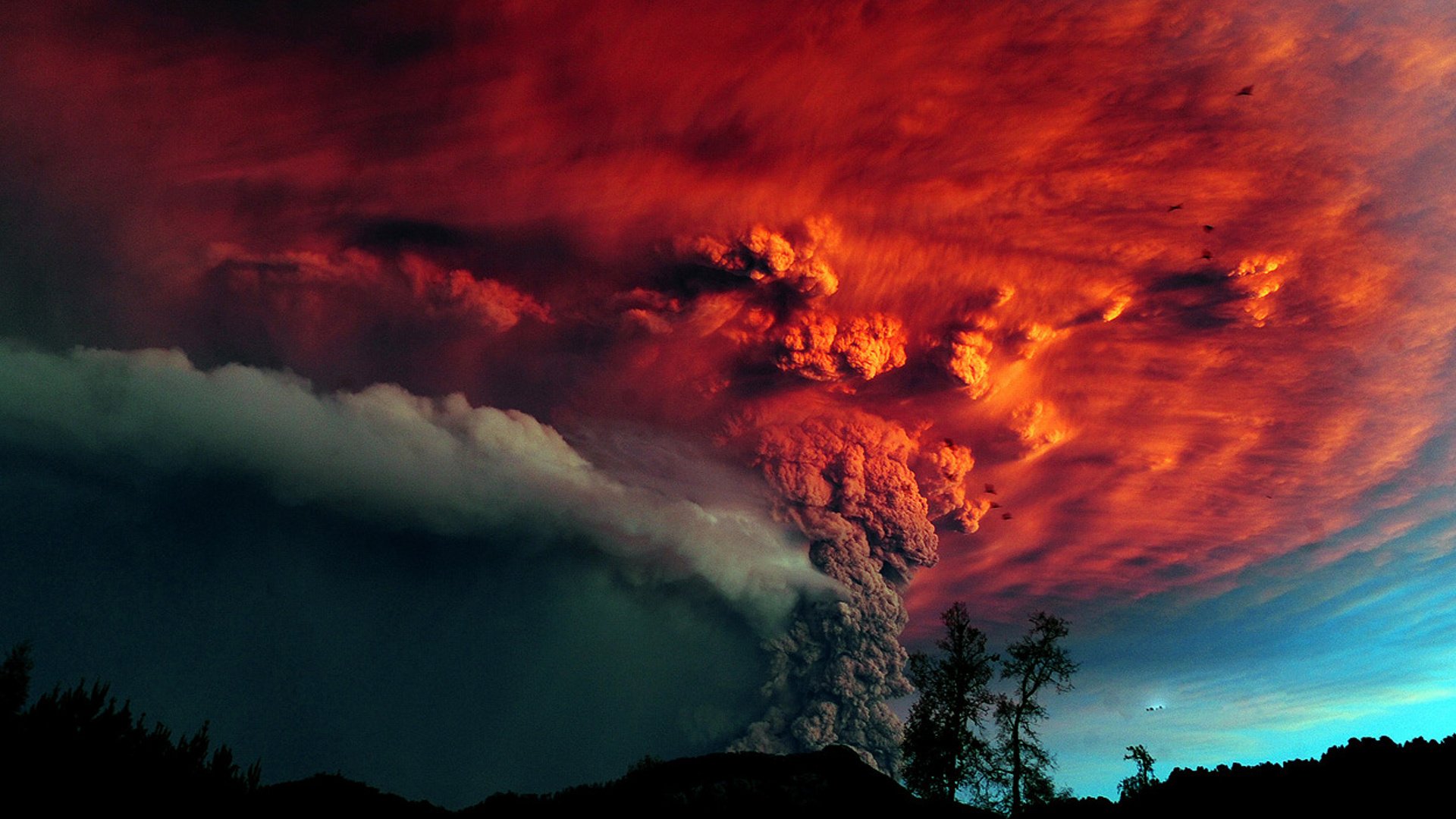 vulcano eruzione alberi cenere cielo rosso