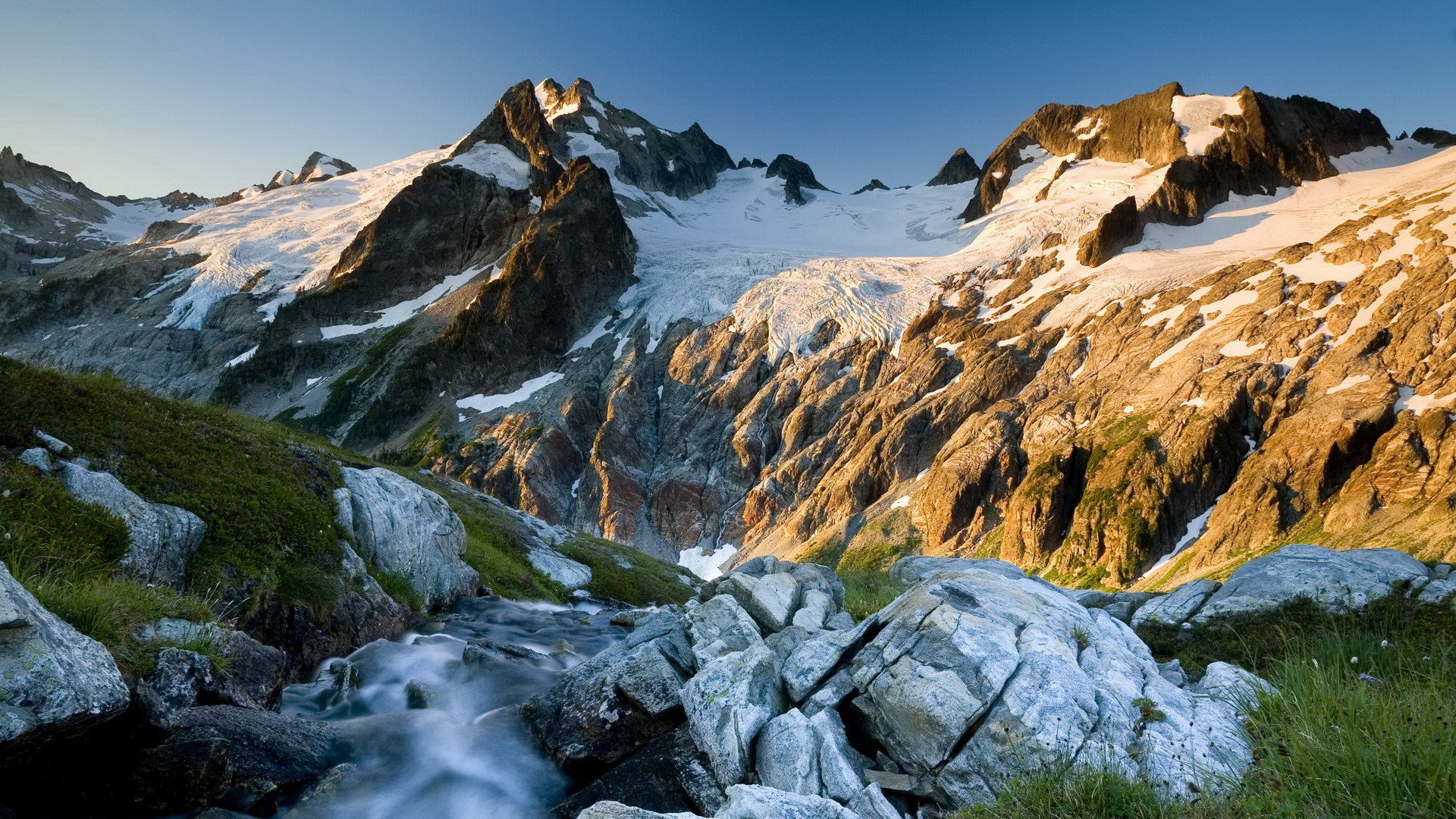 montagne erba ghiaccio freddo primavera