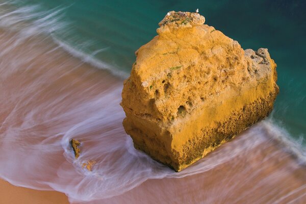 Roccia tra l oceano, il potere della natura