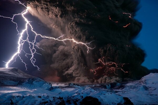 Elementos naturales: la explosión de un volcán, un rayo con una tormenta eléctrica