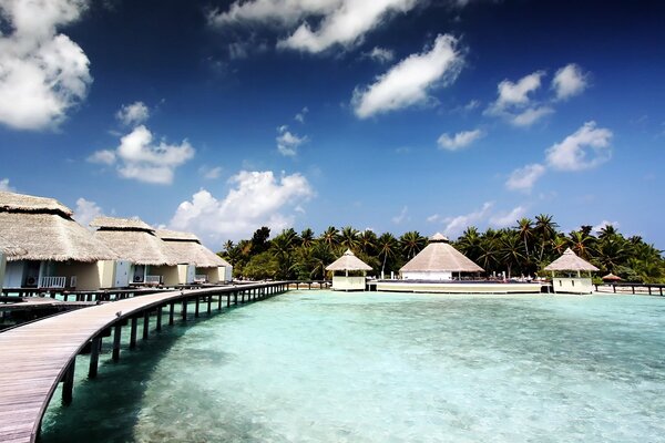 Hôtel aux Maldives sous un ciel clair