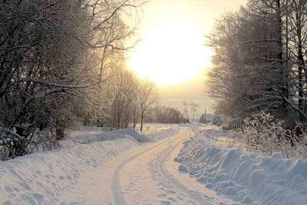 Paisaje de invierno con carretera y casas