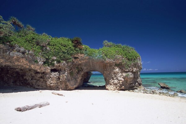 Arche naturelle sur la plage de sable