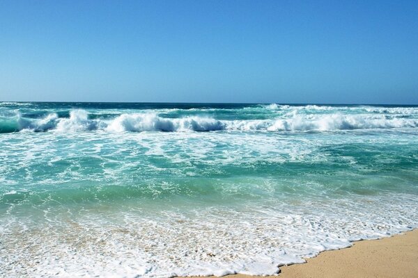 Playa en el mar con olas en la arena